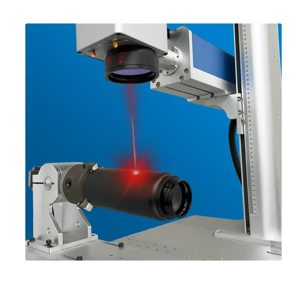 Garrafa preto sendo gravada à laser na máquina